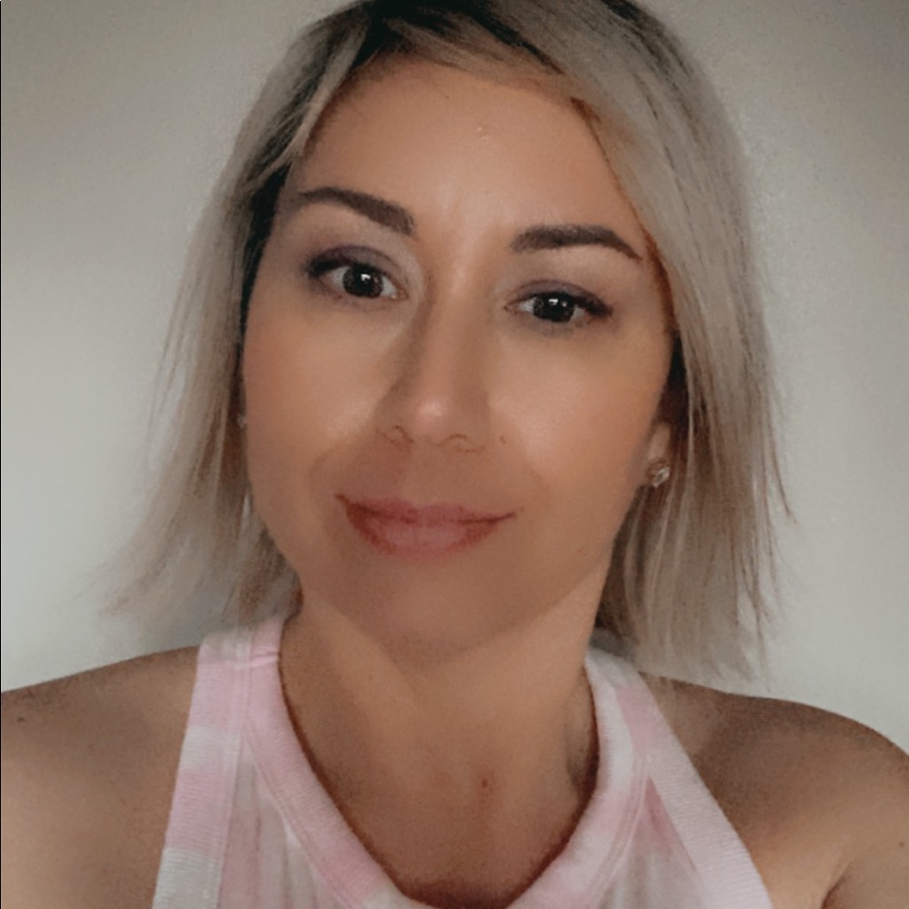 Meet your Posher, Laura
Feel free to make offers !